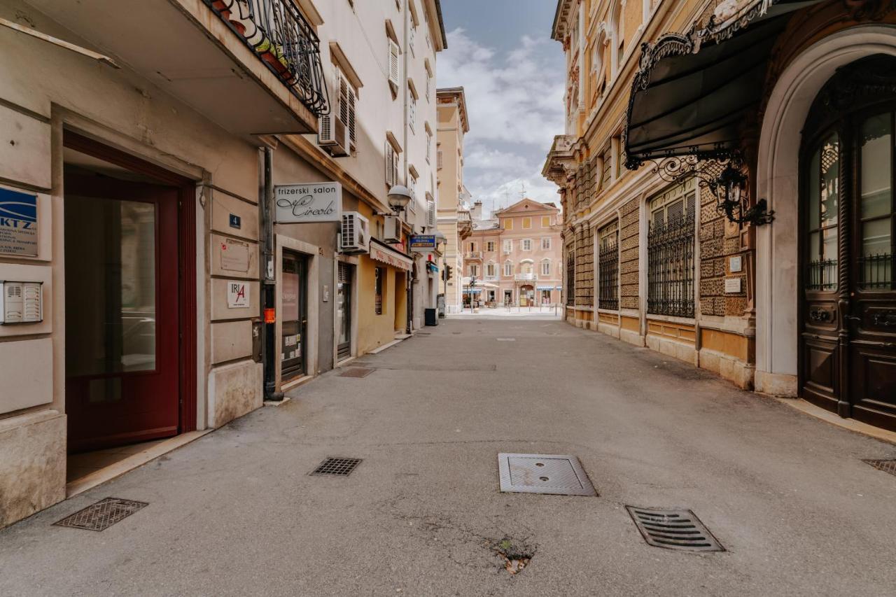 Black & White Apartments Rijeka Exterior photo