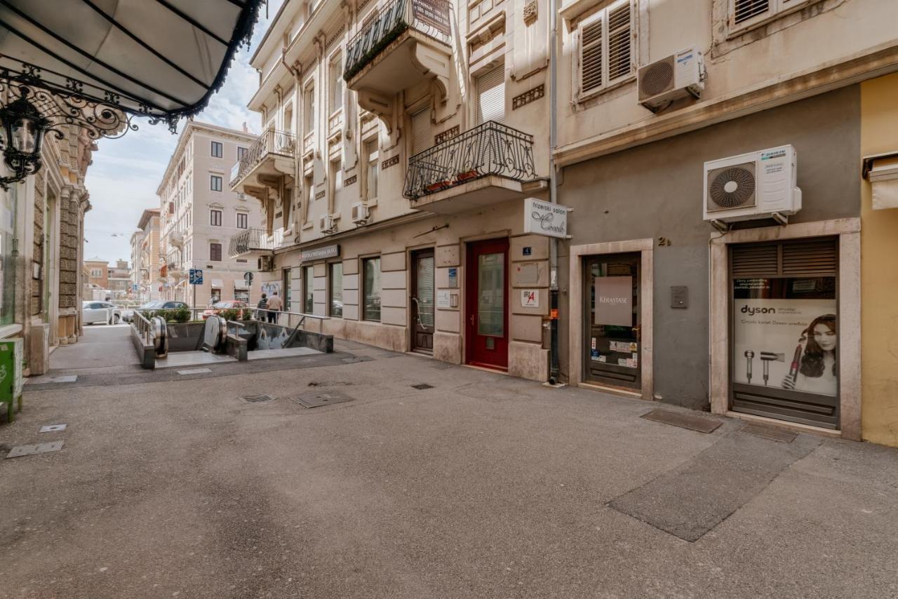 Black & White Apartments Rijeka Exterior photo